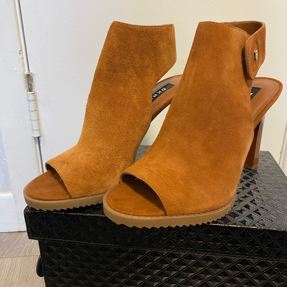 Gorgeous open toe heel with Velcro strap. - Picture 4 of 6